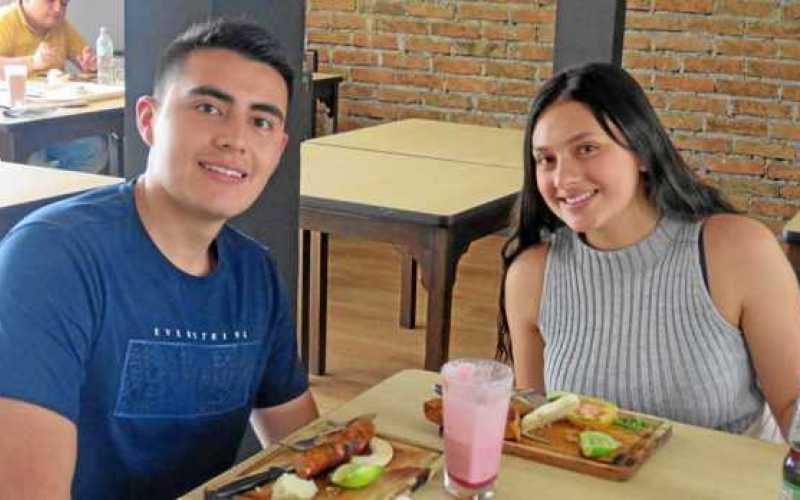 Foto / José Fernando Tangarife / LA PATRIA Jorge Armando Vélez Hernández y Laura Gómez Orozco almorzaron en Asados Chavita.