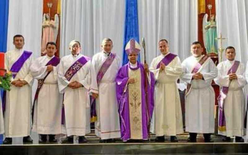 Foto/Rubén Darío López/LA PATRIA De izquierda a derecha aparecen quienes recibirán el diaconado: Edwin Javier Hernández Ramírez,