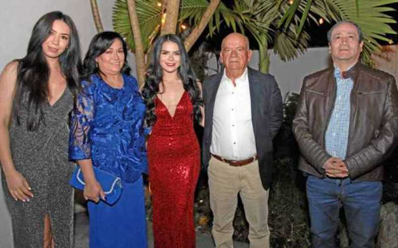 Grado de bachiller de Manuela Delgado Zamudio del colegio Filipense, la familia ofreció una cena en el restaurante L’angeVin. La