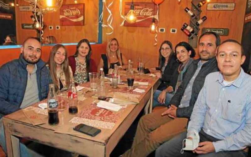 En el restaurante Buffalo Republic le celebraron el cumpleaños a Juan Bernardo González Ocampo. Lo acompañaron: Edna Suárez Aris