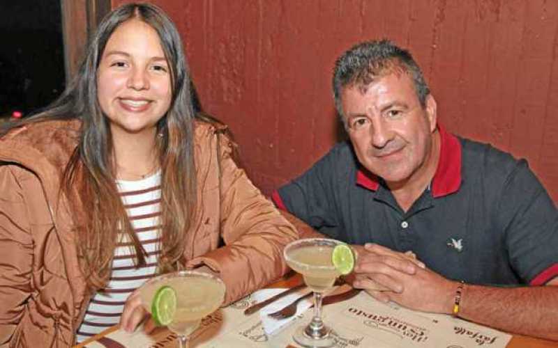 En el restaurante La Farfalla, en una cena familiar, se reunieron Mariana Rivera García y Dormán Rivera Serna.