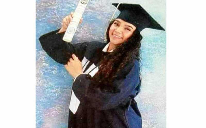 Ketherin González Betancourt, estudiante de la Escuela de Auxiliares de Enfermería “ENAE”, culminó sus estudios académicos con r