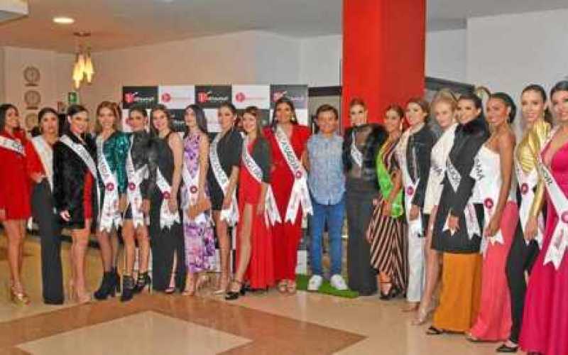 Las 22 candidatas aparecen en compañía de Juan Pablo Fehó Arias, miembro junta directiva del hotel.