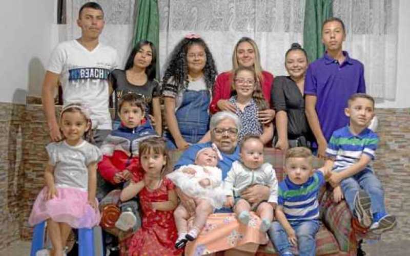 La homenajeada aparece con sus bisnietos. La acompañarán en la celebración sus 11 hijos y 24 nietos.