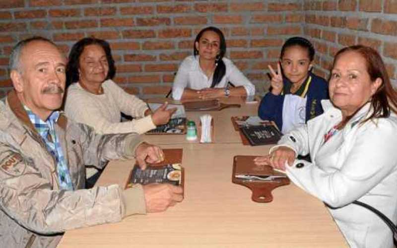 Álvaro Cardona Maya, María Teresa Cardona de Quintero, Natalia Cardona Cardona, Tania Parra Cardona y Elizabeth Cardona Quintero