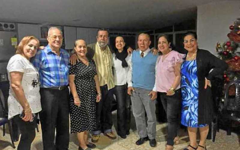 Elvira, Enrique, Sarita, Moisés, Edith, Eduardo, Rosa y Eva Noriega Lara.