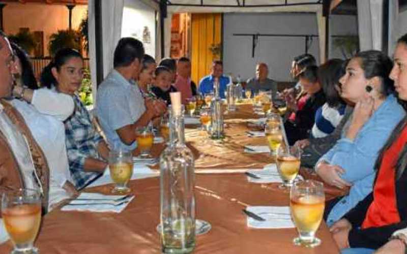 Asistentes al homenaje ofrecido a funcionarios de la Alcaldía de Pácora (Caldas).