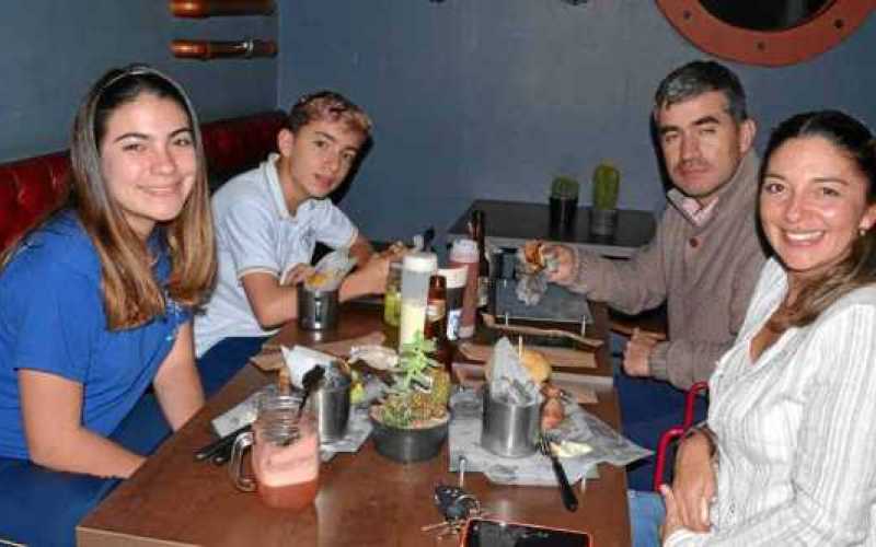 María Camila Arias Castellanos, Nicolás Arias Castellanos, Francisco Arias Gómez y Juanita Castellanos de Castro.