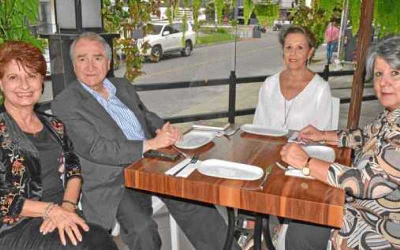 Luz María Pinzón Gómez, Ómar Yepes Alzate, Juanita Arango Pinzón y Clemencia Ocampo Escobar.