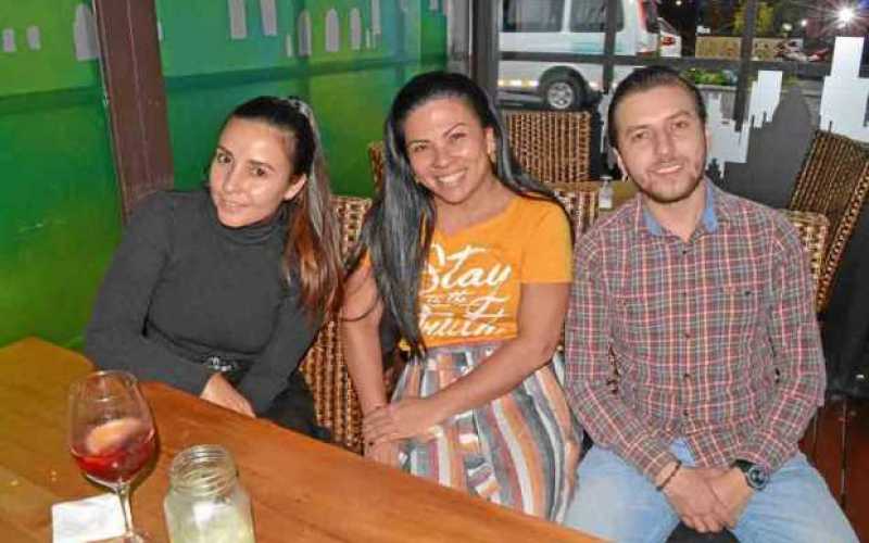 Luisa Carvajal Giraldo en compañía de Carolina Tabares Velásquez y Juan Pablo Ceballos Ramírez. El festejo fue en el restaurante