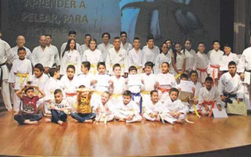 Ceremonia de ascensos de Confa Karate Do en el Auditorio Hernando Aristizábal Botero. Se entregaron 41 cinturones que representa