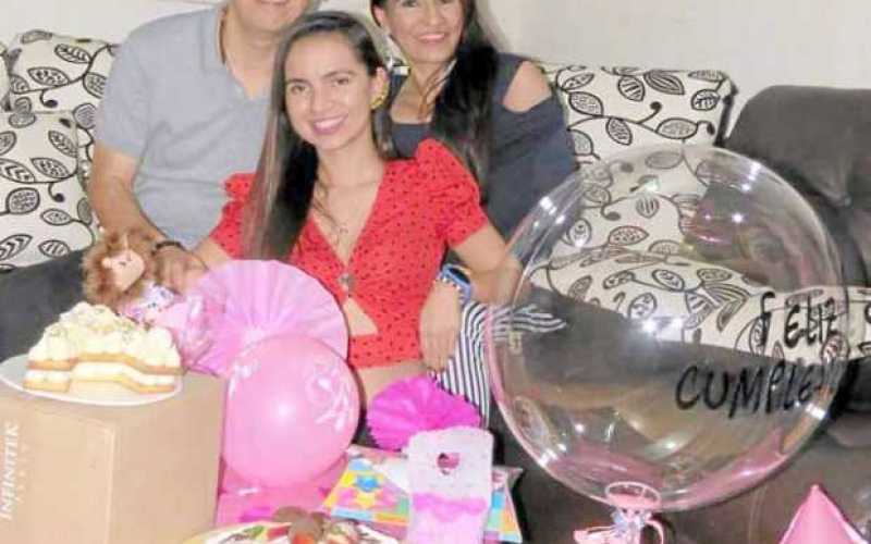 Alejandra acompañada por sus padres. 