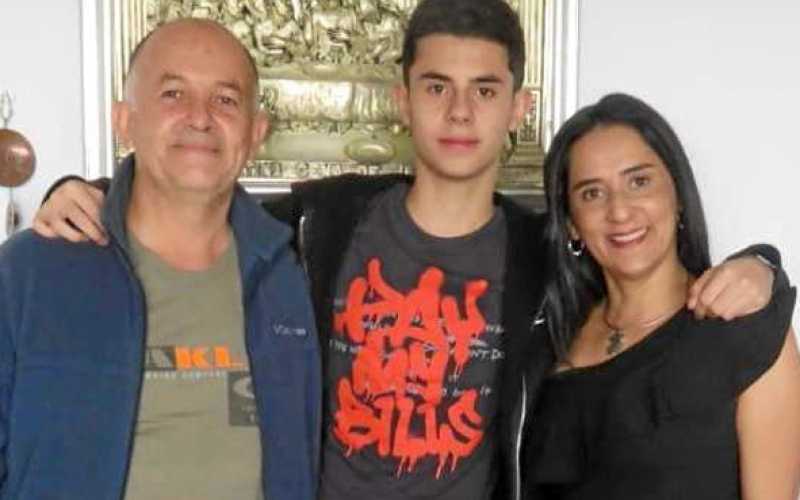 Foto / José Fernando Tantagrife / LA PATRIA Juan Carlos López Arroyave, Juan José López Navarrete (homenajeado) y Diana Navarret