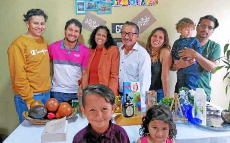 Fotos / Cortesía / LA PATRIA José Pompilio Menjura y su familia.