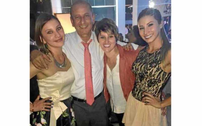 Foto | Cortesía | LA PATRIA Óscar Albeiro Cardona Trujillo al lado de sus hijas Juliana, Ángela y Laura.