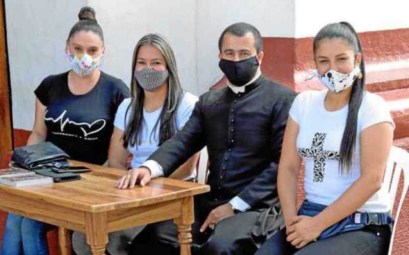 Nory Zulay Giraldo Marulanda, Olga Yaneth Olaya Marulanda, el sacerdote Luis Fernando Agudelo Orrego y Yesica Alejandra Rincón M