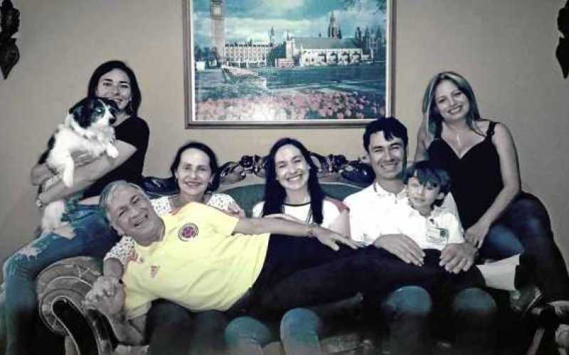 Foto | Cortesía | LA PATRIA Hernando Acevedo Ríos junto a su familia. Yenny Susanna Acevedo Salgado y su perro Cloy, Blanca Aley