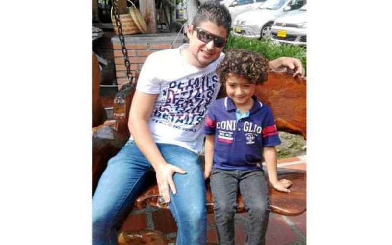 Foto | Cortesía | LA PATRIA Martín Alzate Posada y su padre Wilson Alzate Restrepo.