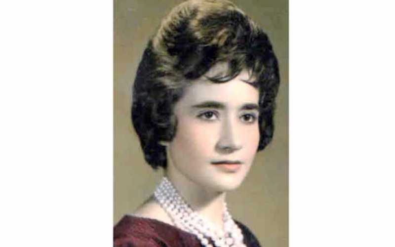 Rosalba Lisbeth Mejía de Patiño. "Amor de mi juventud que no se olvida;  Amor que llena de luz toda mi vida".