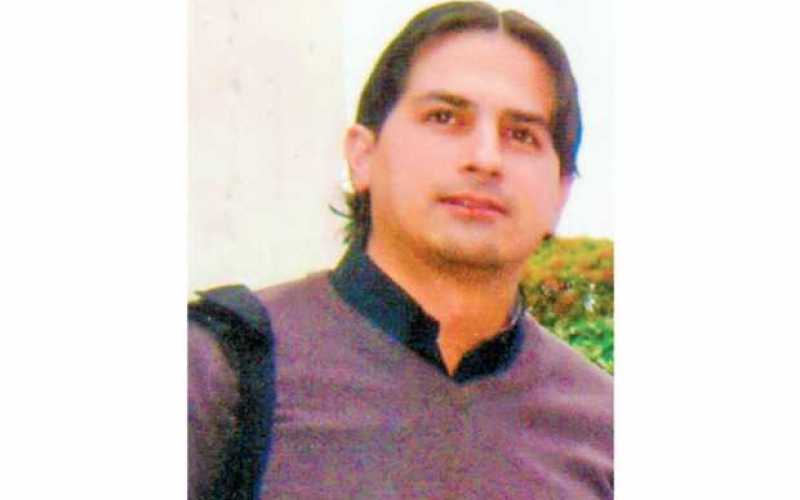 DÉCIMO ANIVERSARIO INGENIERO ROBINSON CARDONA OSPINA Querido hijo, a pesar del tiempo, cómo sentimos tu ausencia, siempre te lle