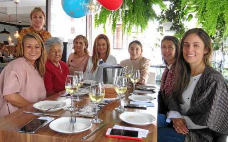 Pilar Meza Botero, Luz Ángela Meza Botero, Graciela Botero de Meza, Claudia Meza Botero, Beatriz Meza Botero, Camila Alzate Meza