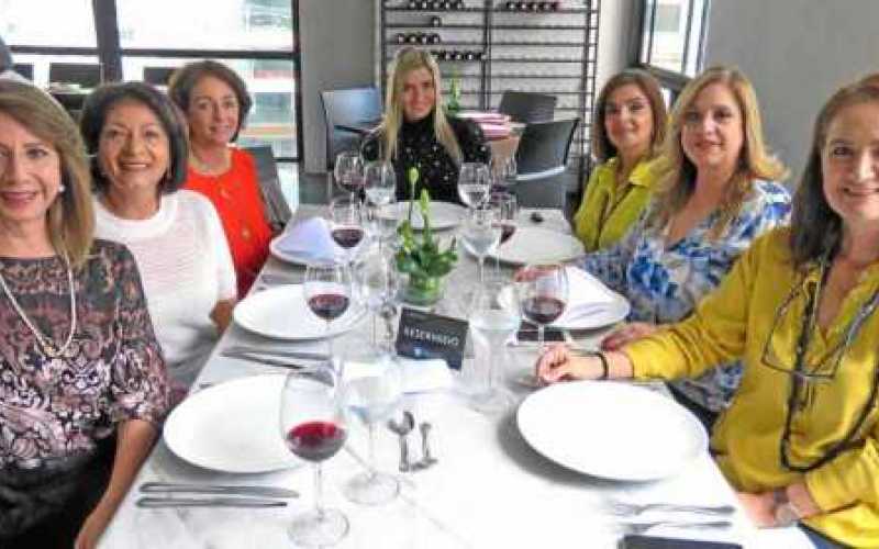 Gloria Matilde Castro Rincón, Vivian Jozame Amar, Katya Jozame Amar, Juliana Arango Castro (homenajeada), Doris Gómez Mejía, Mar