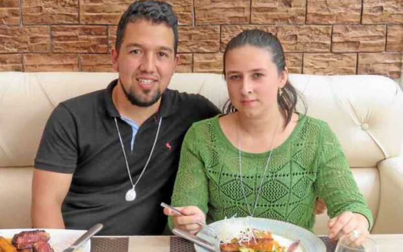 Andrés mauricio Giraldo Cifuentes celebró el cumpleaños de se esposa Yarledy Muñoz Giraldo en el restauranté L’ Angevin.