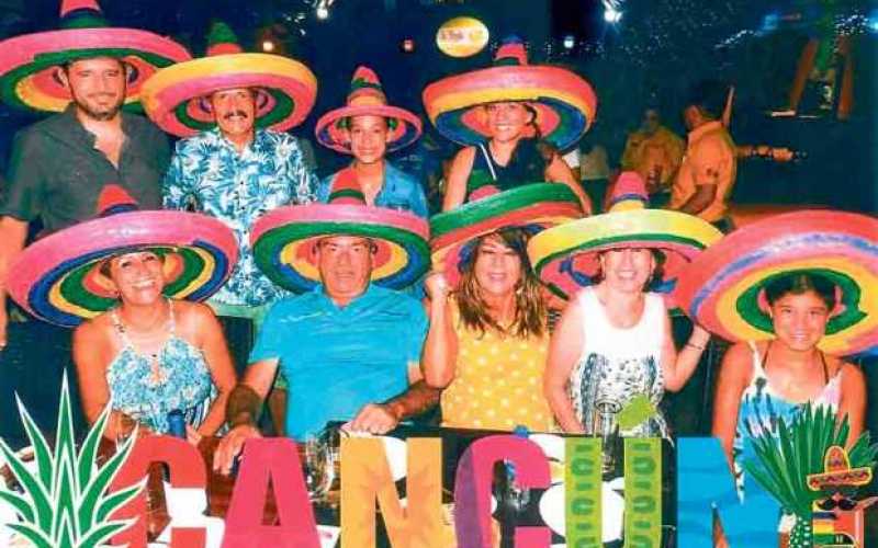 Andrés Felipe González, José Fernando González, Sofía González y Johanna González. Sentados: María del Pilar Echeverry, Elio Ech