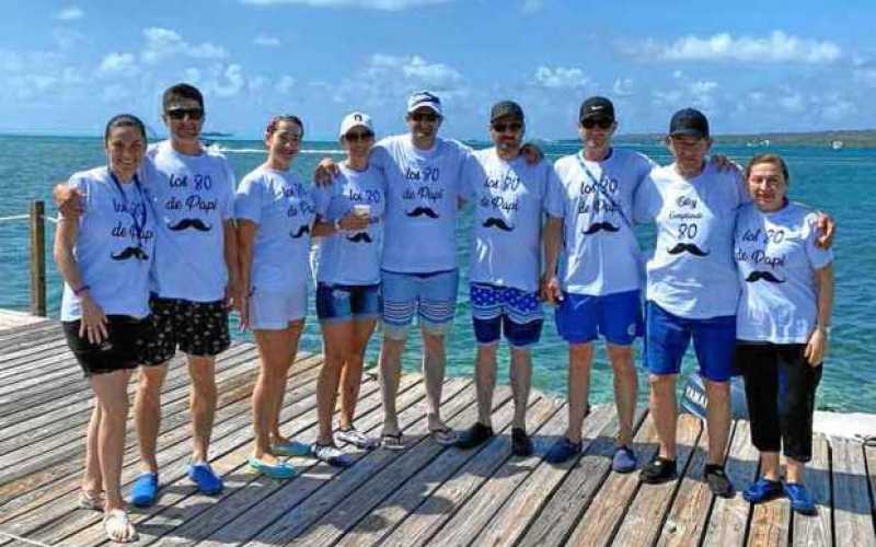 Arnaldo, el segundo de derecha a izquierda, posa con su familia. 