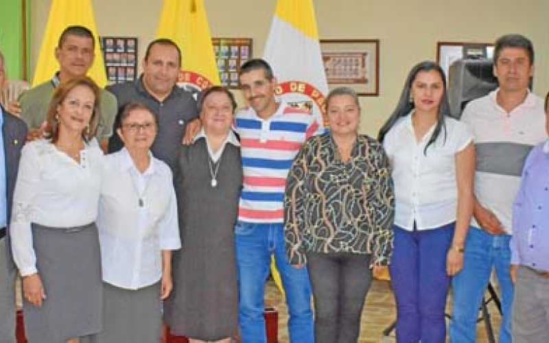 Representantes de la comunidad religiosa en compañía de funcionarios del Concejo Municipal.
