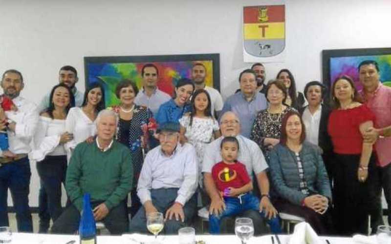 Foto | Cortesía | LA PATRIA Germán Arango, Roberto Arango, Nicolás Arango, Luis Guillermo Arango y Gloria Boenheim. De pie: Feli