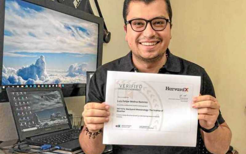 El periodista de LA PATRIA Luis Felipe Molina Ramírez recibió una certificación por sus conocimientos en Ciencias del Clima emit