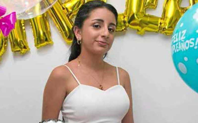 Yulieth Cardona León cumplió 15 años el martes. Es alumna del colegio Fe y Alegría. Su madre, Nancy León, y familiares le hicier