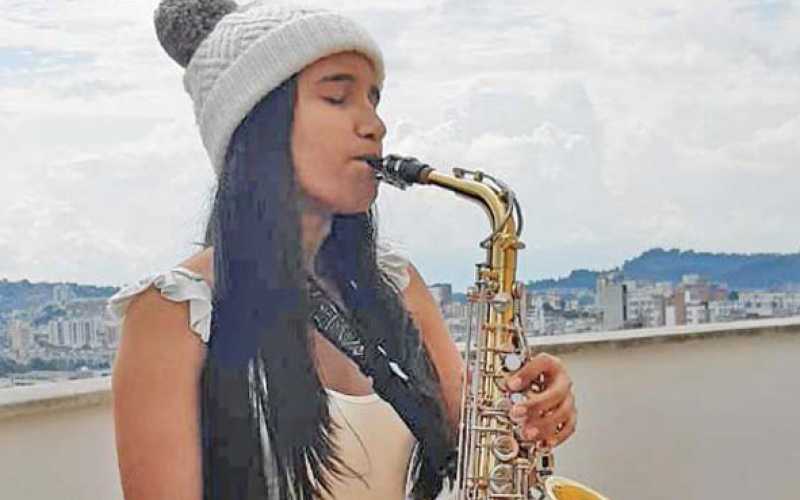 Nora León Franco comparte la actividad de su hija María León Franco, quien deleita a sus vecinos de la Camelia con su saxofón. I