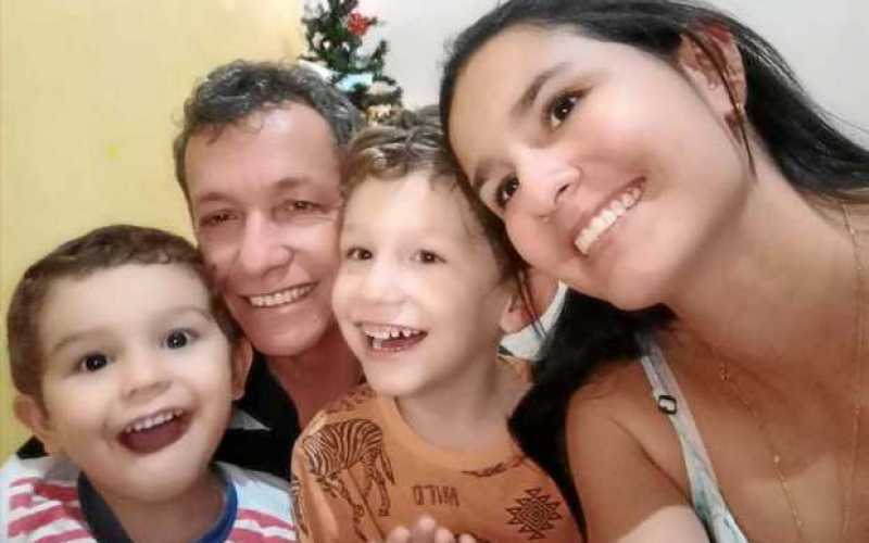 Amor y unión familiar en tiempo de aislamiento en Viterbo (Caldas). Tomás Gómez M. Fernando Gómez, Pablo Gómez M. y Maritza Mont