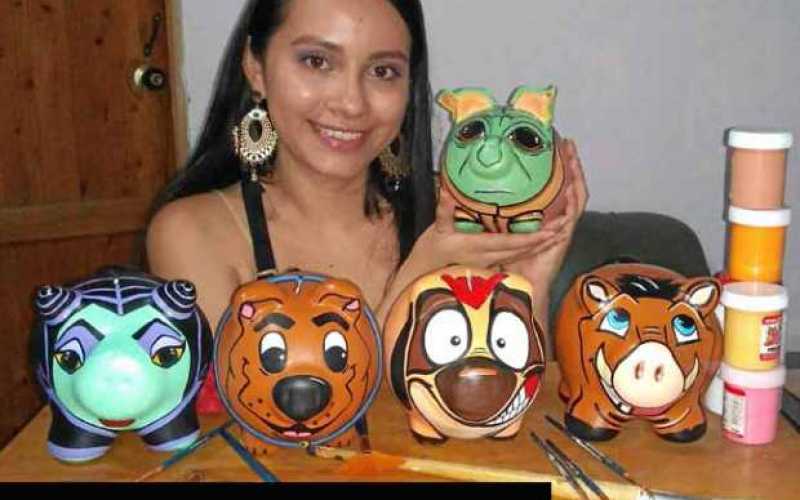 Natalia Miranda nos comparte un poco de sus actividades durante el aislamiento preventivo. Personalizando alcancías y enseñándol