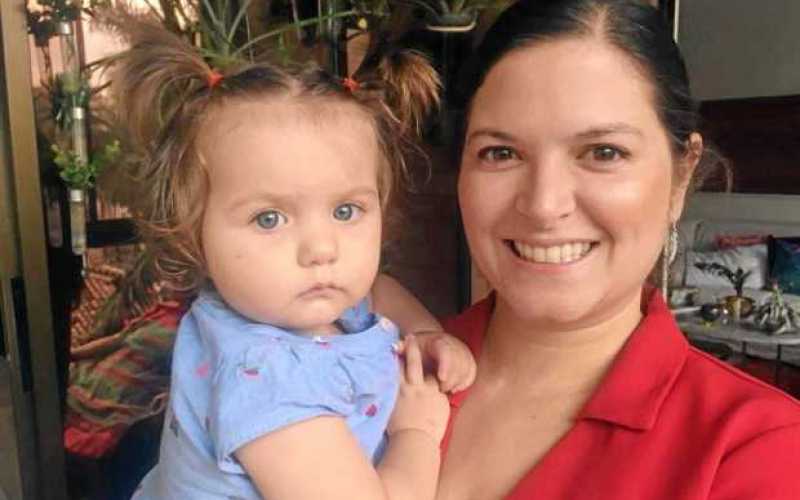 Ingrid Echeverry Ocampo con su hija Martina Newland Echeverry celebrando sus primeros pasos y el día de la madre.