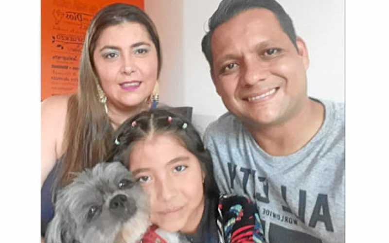 Foto | Cortesía | LA PATRIA Salomé Medina Robledo pasa su confinamiento con sus padres, Beatriz Elena Robledo y Andrés Felipe Me