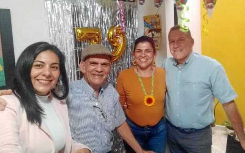 Luz Edith Narváez, Fabio Castaño Valencia, el homenajeado en sus 79 años, Adriana Castaño y Nicolás Gómez.