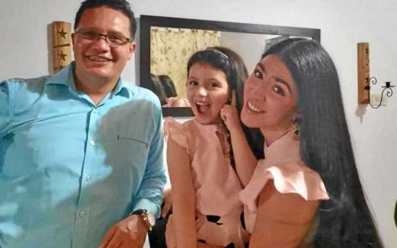 María Fernanda Alzate Vallejo juega y comparte con sus padres, Óscar Javier Alzate Cárdenas y Luisa Fernanda Vallejo Albarán