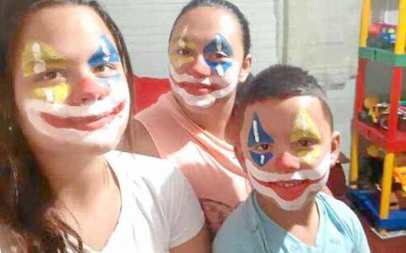 Foto | Cortesía | LA PATRIA Lorena Patiño, Dahian Osorio y Miguel Ángel Gonzáles se divierten en casa mientras pintan sus rostro