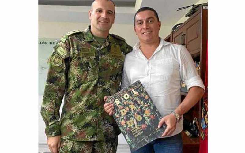 Brigada del Ejército con responsabilidad en el Huila y su lema “de Manzanares pal mundo”. Gómez le llevó de obsequio el nuevo ag