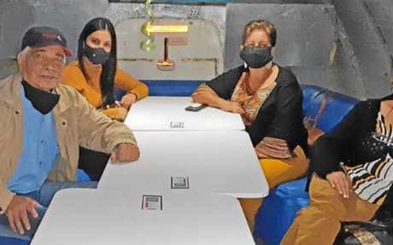 Para celebrar el cumpleaños de Teresa Gallo Cifuentes y Diana Isabel Hidalgo Gallo, se reunieron Emilio Ramírez, Diana Isabel, T