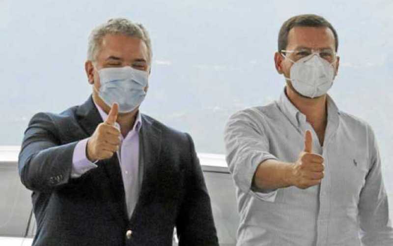 Iván Duque Márquez, presidente de Colombia, acompañado del gobernador de Caldas, Luis Carlos Velásquez Cardona.