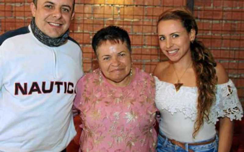 Yisenia Botero celebró su grado de especialista en Derecho Procesal, de la Universidad Libre, con un almuerzo en el restaurante 