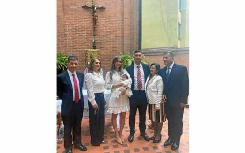 Guadalupe Gómez Ramírez recibió el sacramento del Bautismo en el templo de la Epifanía de Bogotá. La acompañan sus padres, Leona