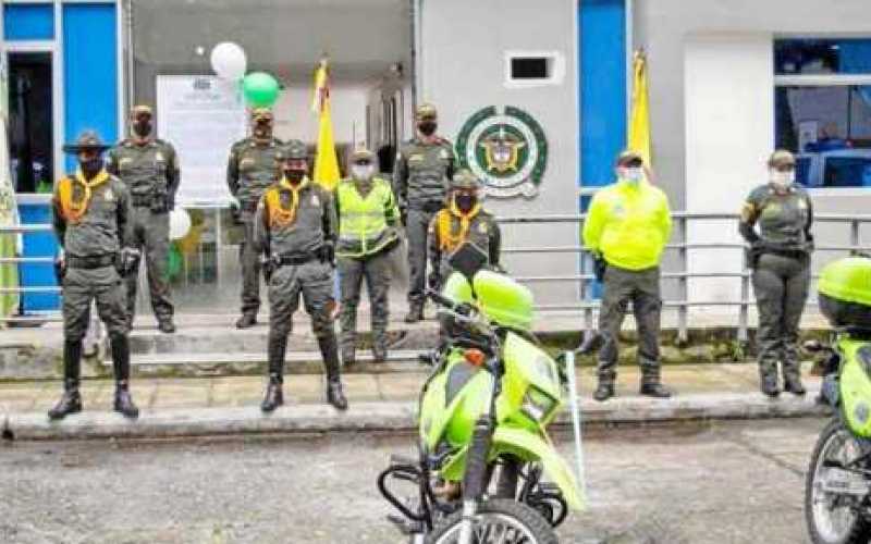 “A todos aquellos hombres y mujeres quienes con valentía, sacrificio y amor velan por la seguridad y el bienestar de todos los c