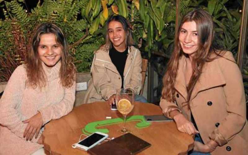 En el restaurante Cortesana compartieron Eugenia Maldonado Vélez, Sofía González Castaño y Mariana Franco Sánchez.