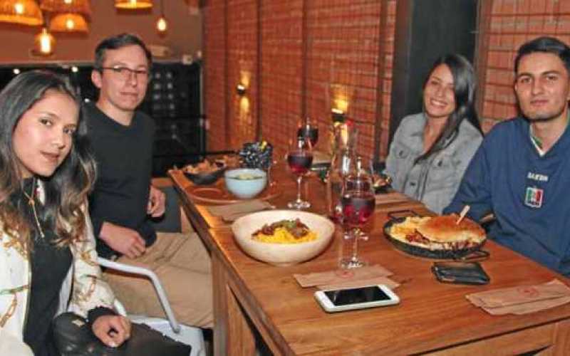 En el restaurante La Patatería se encontraron Stefanía Ríos, Rafael Castaño, Ana María García y Nicolás Molina.