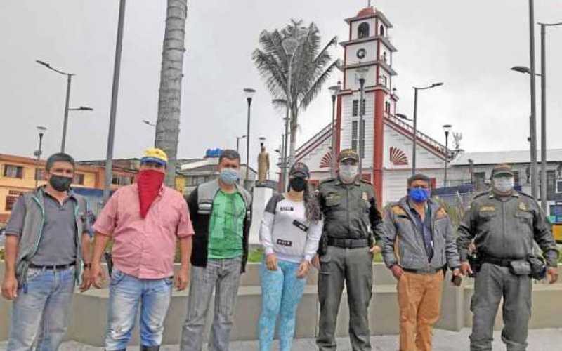 El mayor de la Policía William Alexander Noreña, comandante del Distrito 8 de Honda, con jurisdicción en seis municipios, acompa